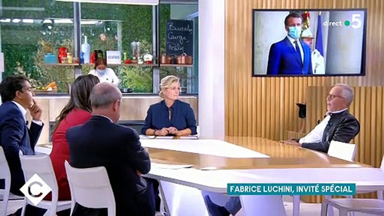 Fabrice Luchini fait un show sur France 5 en comparant les spectateurs masqués dans les théâtres à une scène d'amour sans réaction...