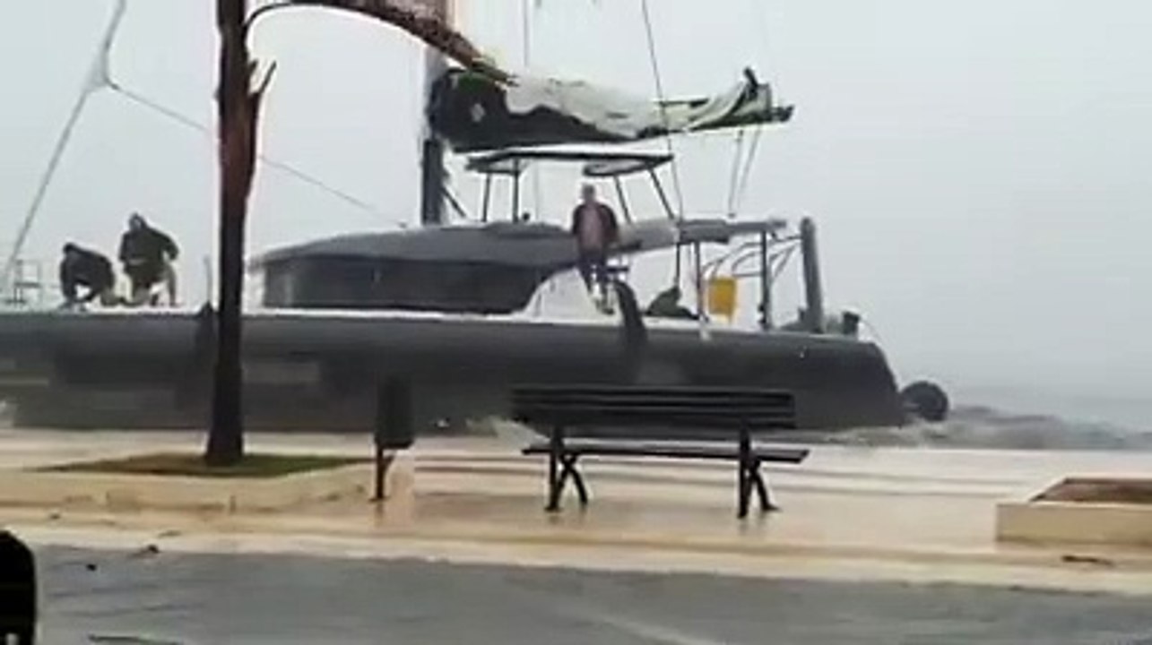 Folli raffiche di vento ad Argostoli: isola di Cefalonia devastata dall'Uragano Mediterraneo