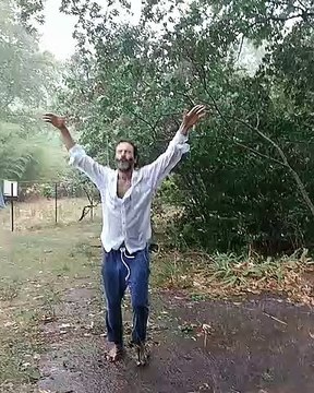 Θανάσης Ευθυμιάδης: Δείτε τον να χορεύει ξυπόλητος στη βροχή