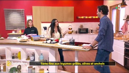 La Quotidienne : Jenifer en pleine galère pour réaliser une recette de cuisine (vidéo)