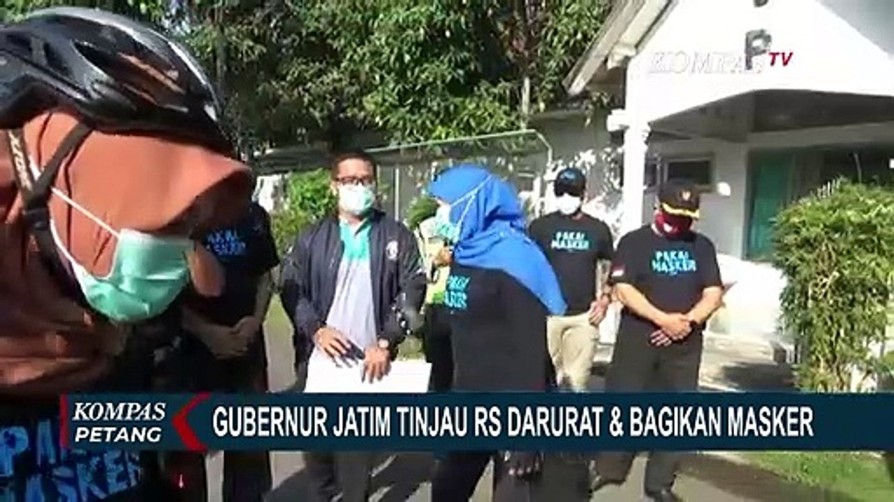 Bagikan Masker Gratis untuk Warga Malang, Khofifah Juga Meninjau Kesiapan RS Darurat Corona