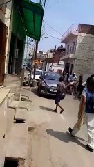 मानवता हुई शर्मसार, मानसिक विकलांग को सड़क पर पीटा