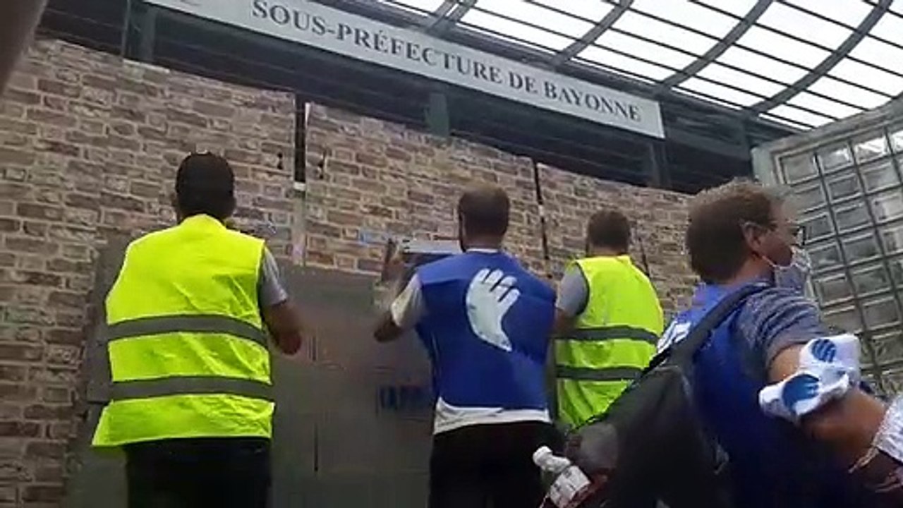 La sous-préfecture de Bayonne emmurée symboliquement pour dénoncer "l'inertie du gouvernement dans le processus de paix" du Pays basque