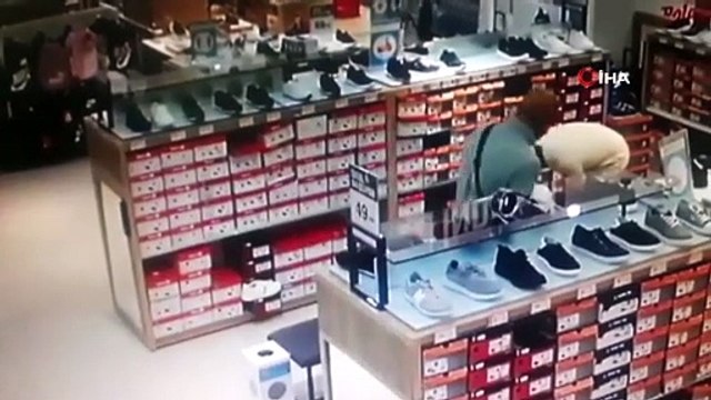 Alışveriş merkezindeki cep telefonu hırsızlığı kamerada
