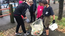 Enfants, ados et policiers ramassent les déchets des rues