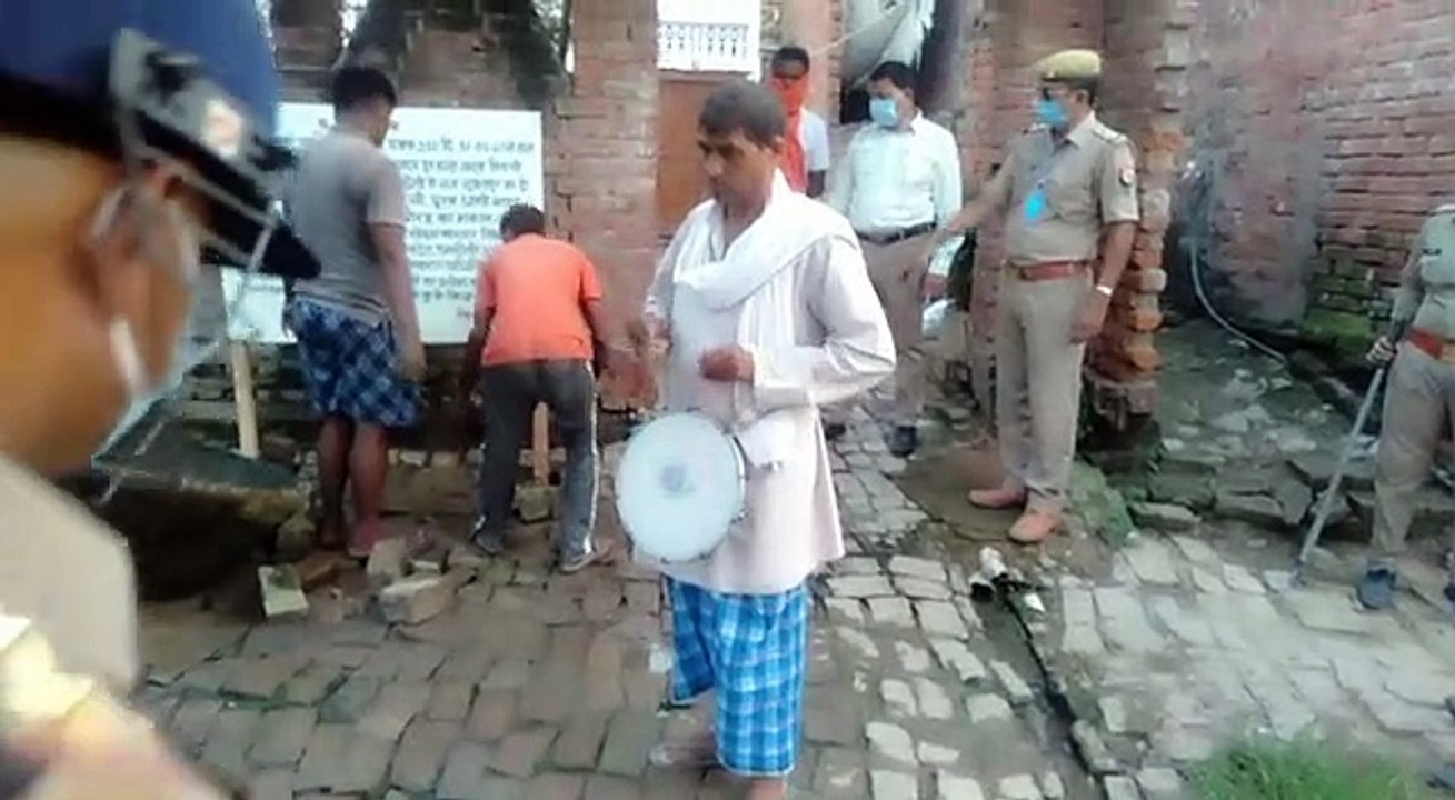 पुलिस ने एसडीएम सदर की मौजूदगी में गैंगस्टर अपराधी के घर की दुग्गी पिटवाकर कुर्की की