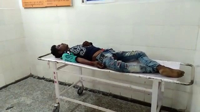 डॉक्टरों ने सड़क दुर्घटना में घायल हुए युवकों को किया मृत घोषित