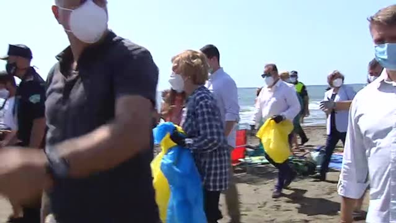 Una voluntaria muy especial para limpiar de basuras la cala del Moral de Málaga
