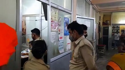 प्रसव के दौरान हुई बच्चे की मौत के बाद मौके पर पहुंची पुलिस