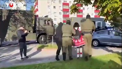 Minsk : des centaines d'arrestations, une marche de femmes sévèrement réprimée