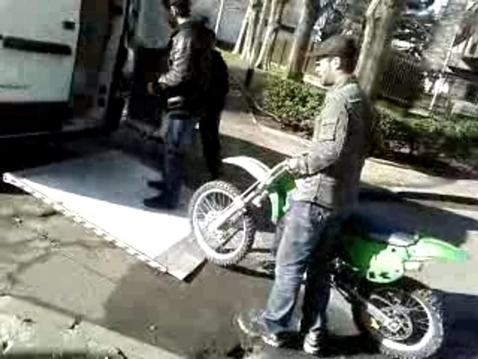 clicli avec son 80kx en mode sa le monte ds le camion