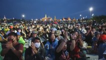 Una multitudinaria protesta reta al Gobierno y a la monarquía en Tailandia