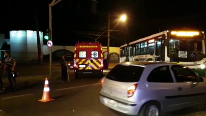 Ônibus e moto batem na Avenida Rocha Pombo