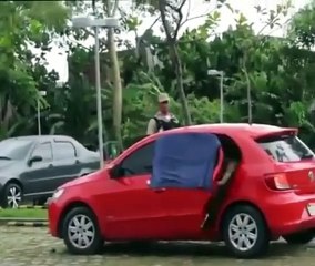 O policial não entendeu nada KKKKKKKK