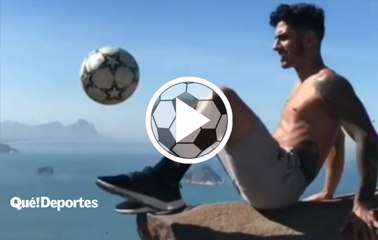 Así se controla un balón en un acantilado ¡Sangre fría!