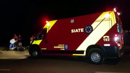 Guincho estacionado é fortemente atingido por duas motos na Avenida das Pombas