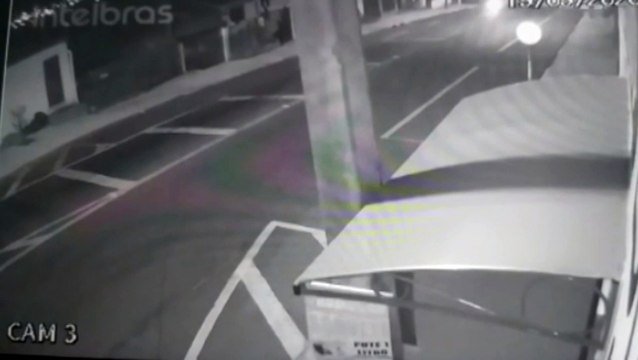 Câmeras flagram condutor de carro atingindo moto e fugindo do local; duas pessoas ficaram feridas