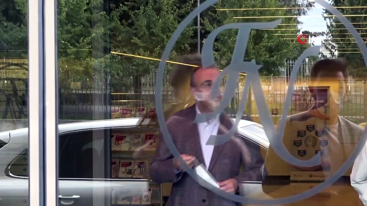 Abdurrahim Albayrak, Mesut Yılmaz’ı tedavi gördüğü hastanede ziyaret etti