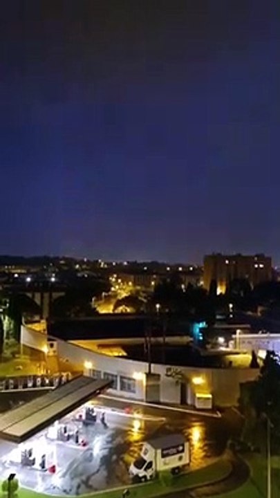 Orages de la nuit : les images spectaculaires de Salon