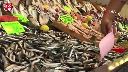 Vatandaşlar tezgahlarda hamsinin bollaşması için gün sayıyor