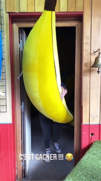 Rayane Bensetti au parc Asterix avec Denitsa Ikonomova.