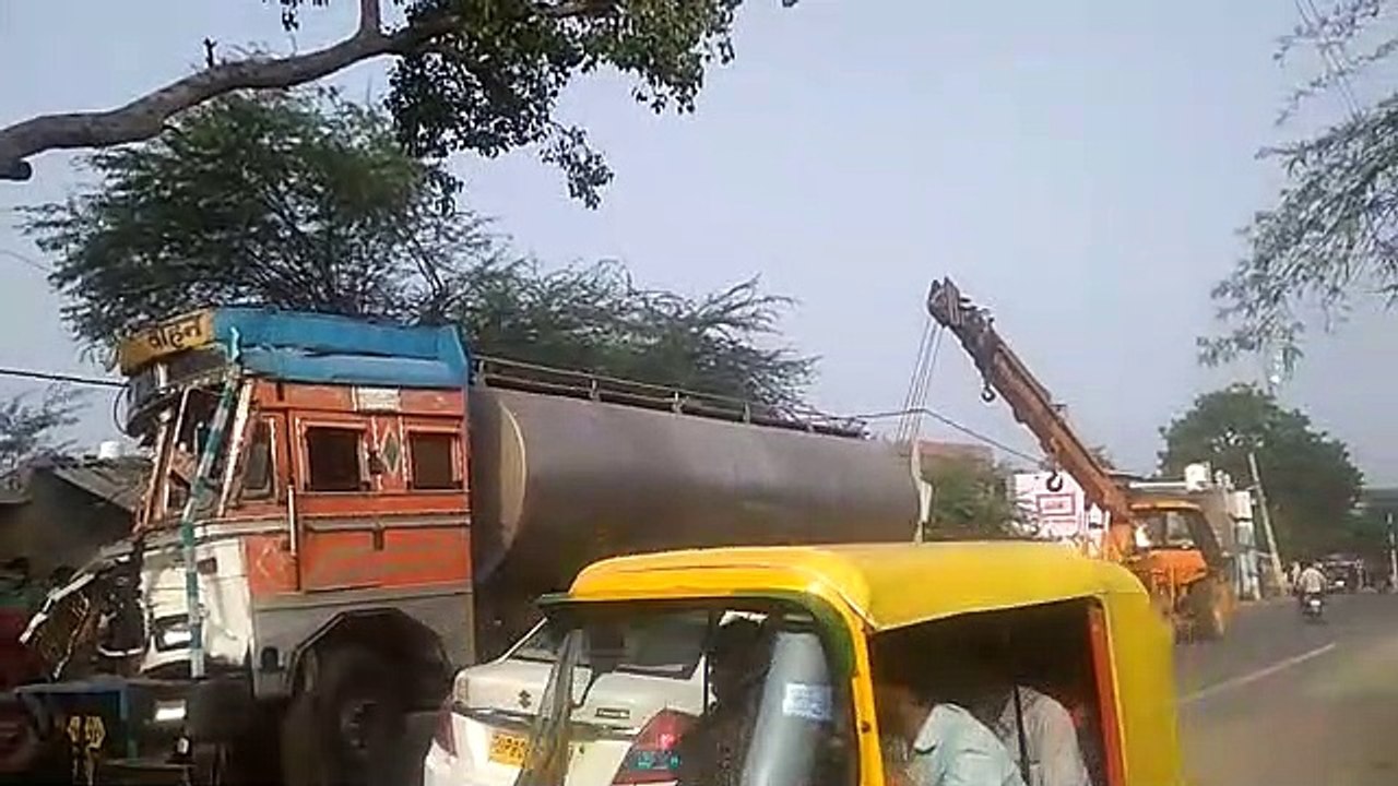 आगरा: दूध के टैंकर का टायर फटने से अनियंत्रित ह...