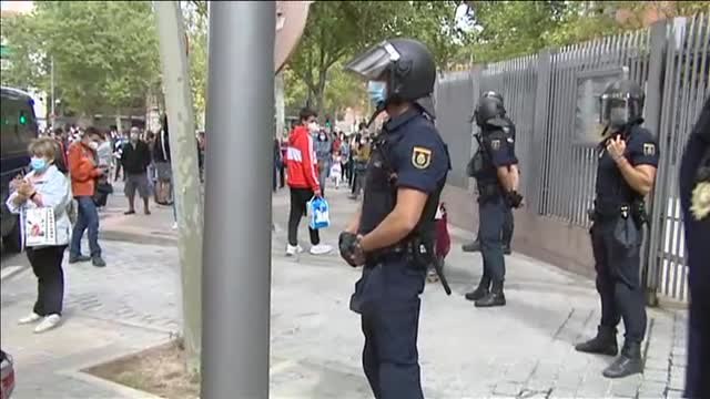 Un millar de vecinos de Vallecas piden la dimisión de Ayuso frente a la Asamblea de Madrid