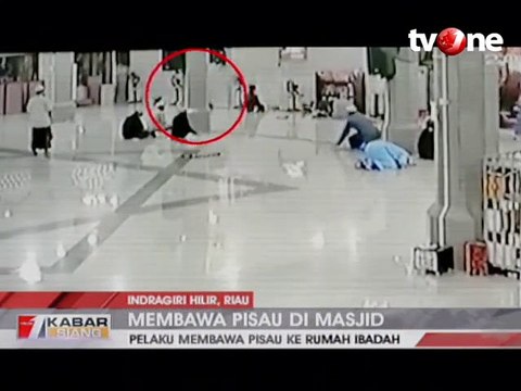 Meresahkan! Jemaah Masuk Masjid Sambil Bawa Pisau