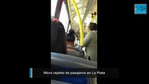 Micro repleto de pasajeros en La Plata