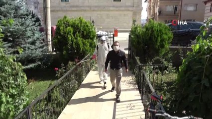 Muhtar vaka görülen apartmanları tek tek dezenfekte ediyor