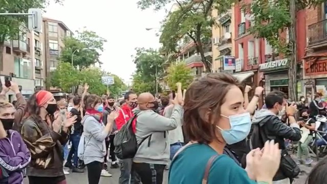 Vecinos de Vallecas salen a la calle para protestar por el confinamiento