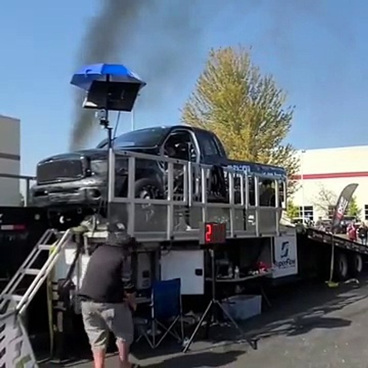 Explosion d'un pick-up sur un banc à rouleaux