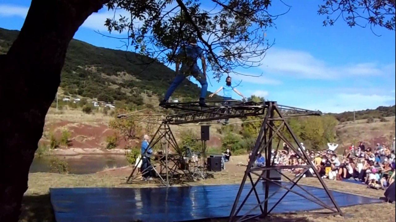 Dimanche 20 septembre, deux spectacles de cirque et de fanfare ont été donnés sur le lac du Salagou et dans le petit village de Celles.