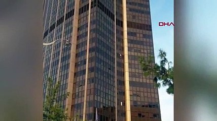 58 katlı gökdelene ekipmansız tırmandı