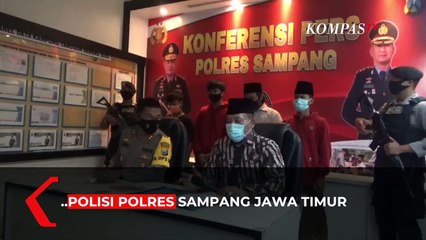 Viral Video Pemuda di Sampang Salat Berjamaah Sambil Main HP