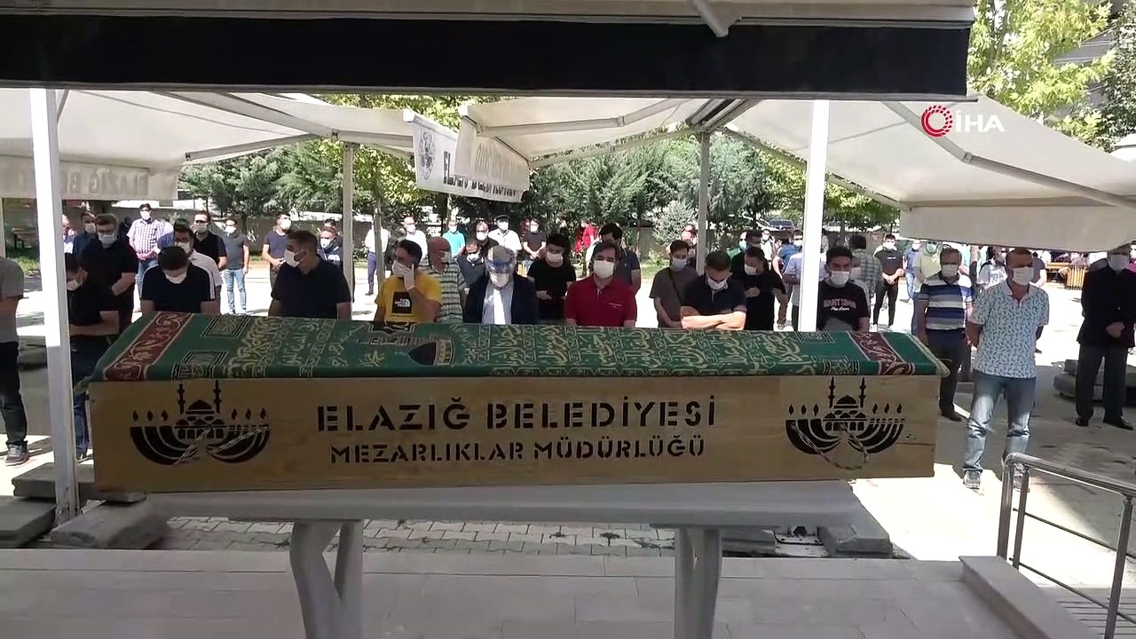Elazığ’ın sevilen doktoru son yolculuğuna uğurlandı