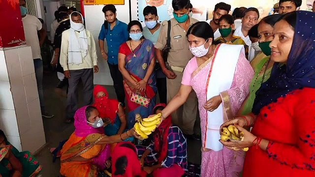 सदर विधायक ने मरीजों को बांटे फल