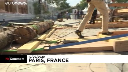 Des charpentiers sur le parvis de Notre-Dame-de-Paris