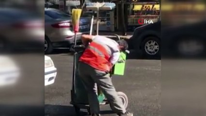 Temizlik işçisi ekmek teknesini eliyle böyle sildi