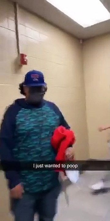 Un jeune homme dérangé aux toilettes