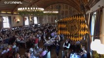 Múnich celebra su Oktoberfest en cervecerías y con mascarillas por la COVID-19