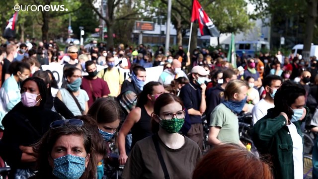 Menekültek befogadásáért tüntettek Németországban