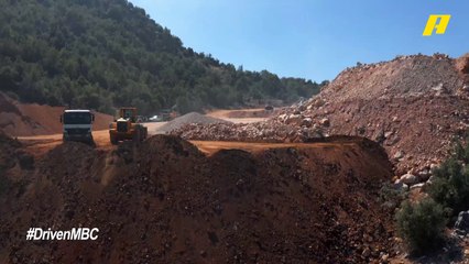 عبدو فغالي في تحدي صعب لقيادة شاحنة وجرافة