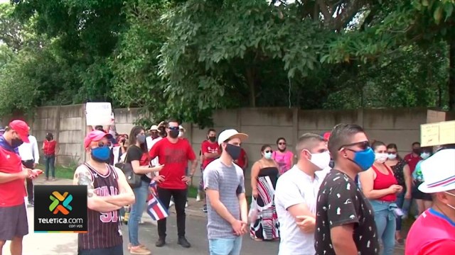 tn7-manifestantes-frente-casa-de-carlos-alvarado-200920