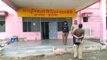 Video herunterladen: युवक ने फांसी लगाकर की आत्महत्या, जांच में जुटी पुलिस