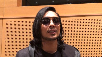 Ada sebab Dinie pakai cermin mata hitam atas pentas