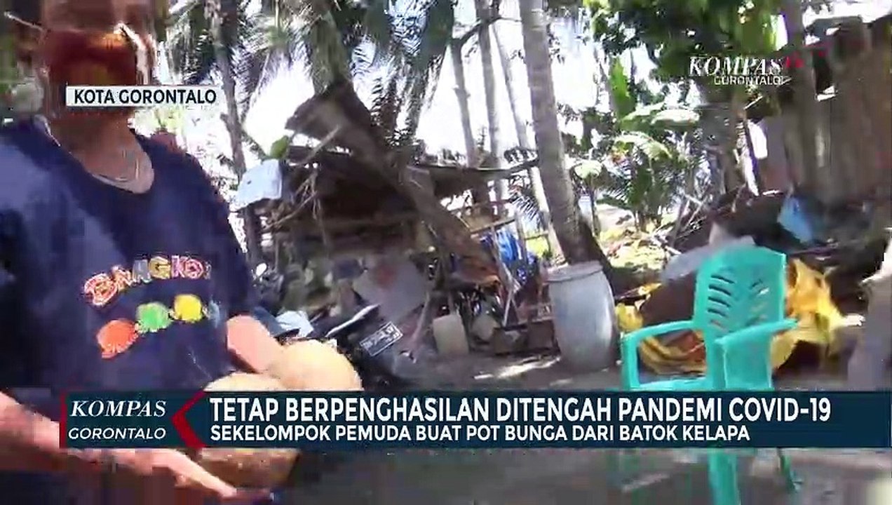Tetap Berpenghasilan Di Tengah Pandemi Covid-19,Sekelompok Pemuda Buat Pot Bunga Dari Batok Kelapa