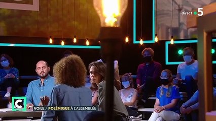 "Il y a une grande différence entre être contre le voile et s'attaquer à une femme voilée", estime Leïla Slimani