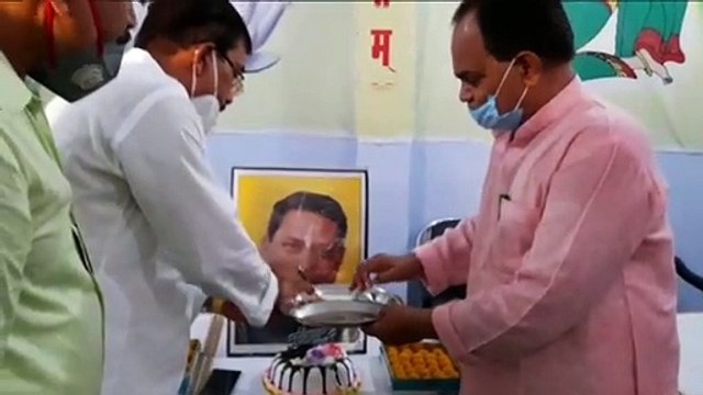 इटावा के सांसद का कार्यकर्ताओं ने मनाया जन्मदिन