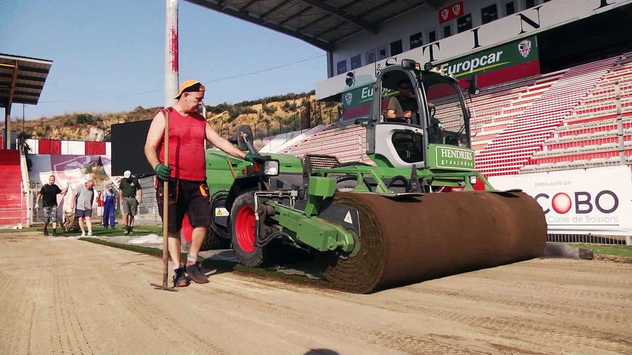 La pelouse du stade François-Coty fait peau neuve !